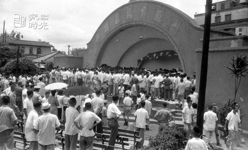 美國魔術家撒旦博士，十八日於台北市新公園音樂台公開和中國廣播公司合作表演「空中催眠」，圖為現場擠進大批民眾觀看。圖／聯合報系資料照(1958/07/18 陳明輝攝影)