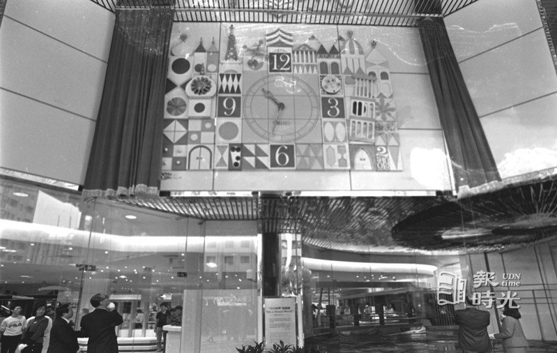 太平洋崇光百貨公司為加深消費者的印象，設置了源自日本東京迪斯奈樂園的小小世界人物時鐘廣場(圖)，整點時會奏出悅耳音樂。圖／聯合報系資料照(1987/11/11  本報記者攝影)