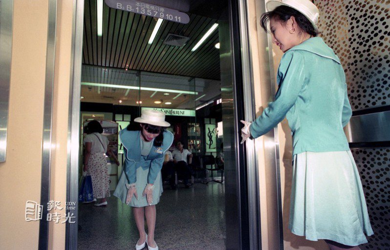sogo太平洋百貨電梯小姐服務顧客搭乘電梯。圖／聯合報系資料照(1991/09/11  徐世經攝影)