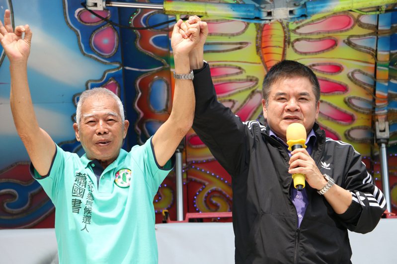 民進黨提名蕭國書（左）參選大武鄉長。圖／台東縣黨部提供