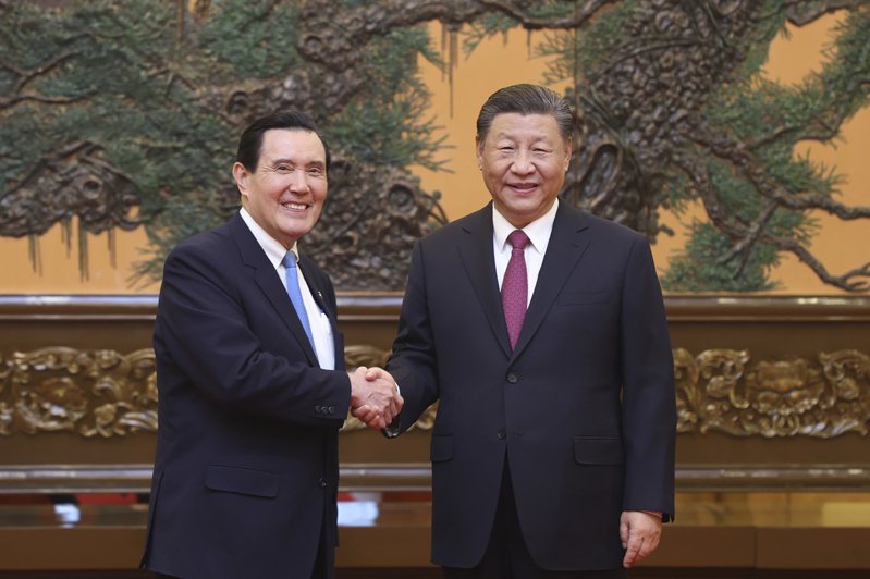 前總統馬英九（左）與中國大陸國家主席習近平10日在北京會晤。（美聯社）