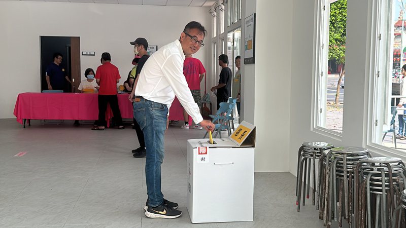 民众党候选人林宜豊前往投票。记者蔡维斌／摄影