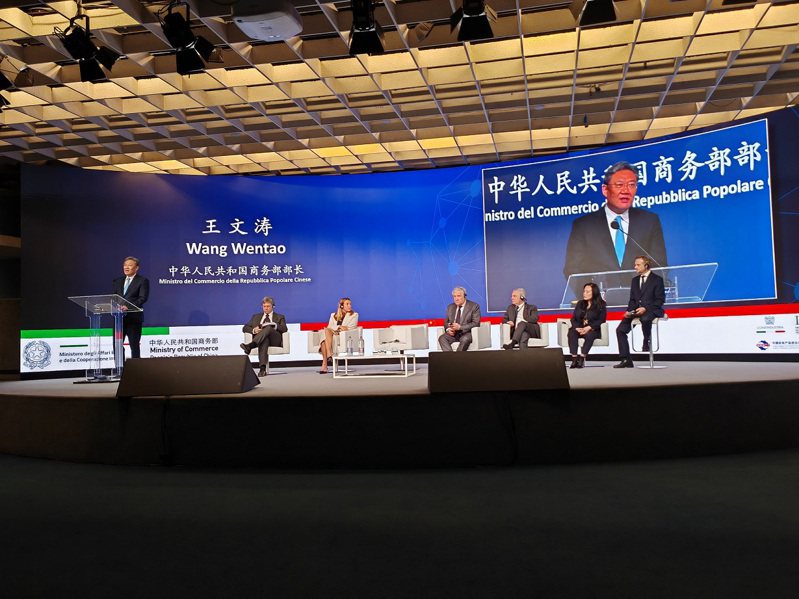 大陸商務部長王文濤12日出席在義大利維羅納舉行的「中國—義大利商業對話論壇」開幕典禮並做主題演講，他呼籲中義工商界人士共同反對貿易保護主義。（取自大陸商務部網站）