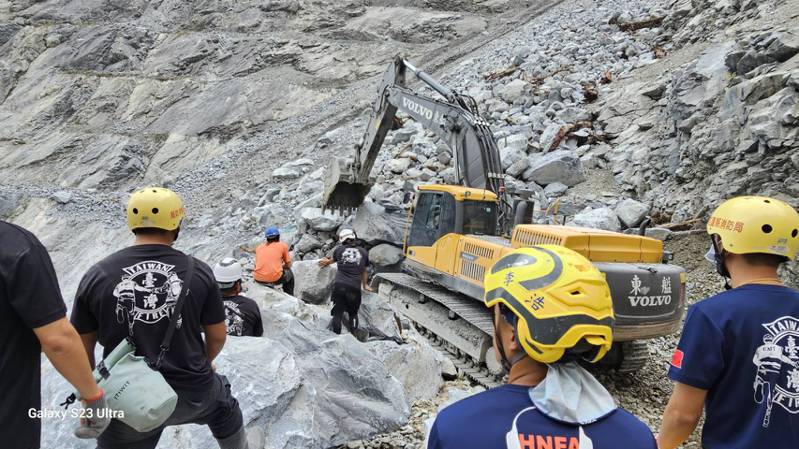 中和礦場有19名救難隊員挺進熱區，搭配2輛怪手開挖。圖／花蓮縣消防局提供