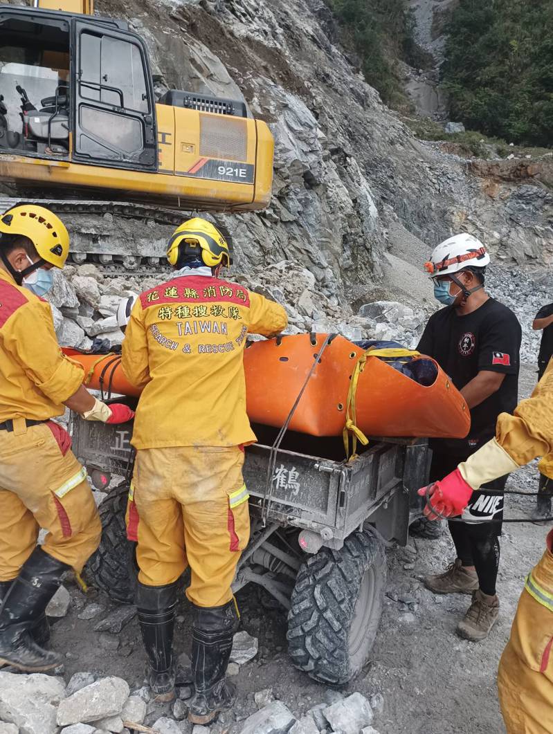花蓮救難人員今天近中午時，在和仁礦區中和礦場發現疑似蕭姓司機遺體。圖／花蓮縣消防局提供