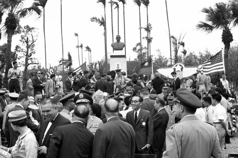 1960年4月14日，陳納德將軍銅像上午於台北市新公園內舉行揭幕典禮，很多的中美要人和其他國家駐華使節，都參加了這次典禮，這是在自由中國的第一個外國人銅像。圖／聯合報系資料照片
