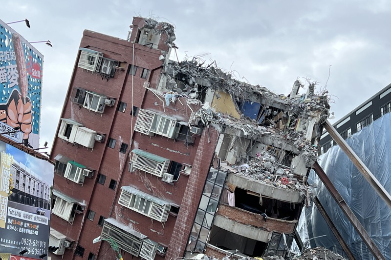 花蓮天王星大樓在地震中半倒，目前進行拆除作業。圖／聯合報系資料照片