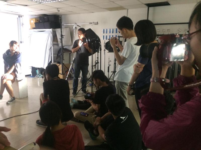 学校内的摄影棚灯光实务课程。图／台北市文化局提供