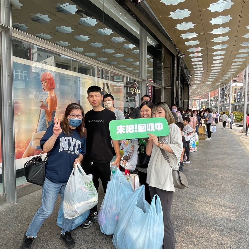 新竹市政府环保局今天下午携手新竹SOGO百货推出「环保衣起来旧衣回收」活动，不少民众大包小包带来旧衣服参与。图／竹市府环保局提供