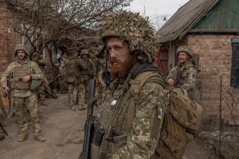 烏克蘭武裝部隊第23機械化旅的步兵3日等候前往頓內次克州阿夫迪夫卡方向的前線。法新社