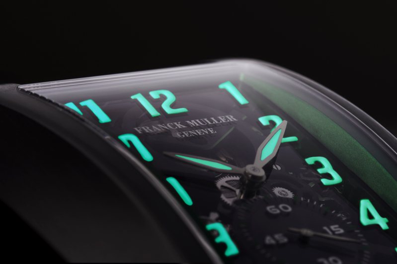 除了使用绿色阳极处理铝制内表壳，表款的时标、指针也都具备夜光涂料，可在低光源环境中清楚读取时间。图／Franck Muller提供