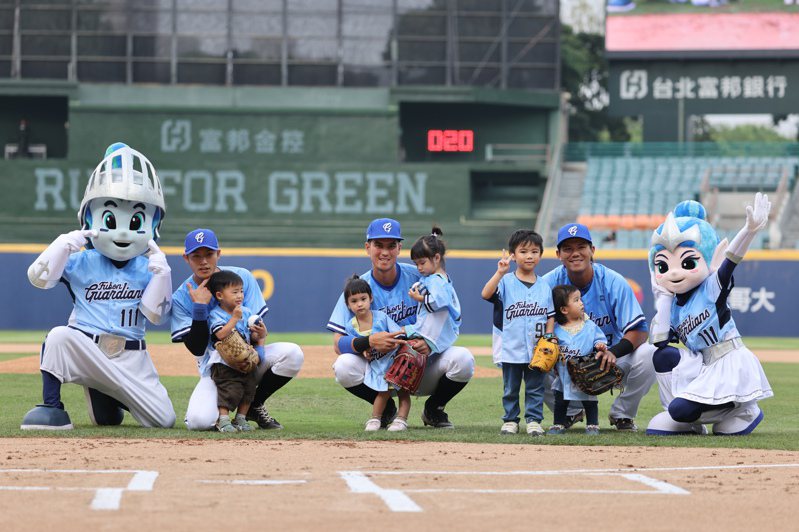 Father-Son Pairs Kick Off Fubon Titans’ ‘Small World’ Themed Day