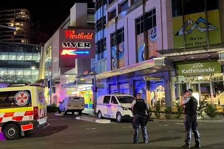 澳洲雪梨東部的Westfield Bondi Junction購物中心下午發生持刀攻擊事件，已有5人喪生，9人遭刺傷，嫌犯則被一名聞訊趕到的警官當場擊斃。 路透