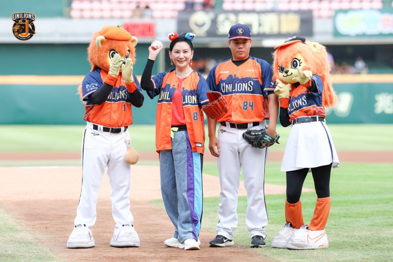 统一狮队「台南400主题日」，金钟影帝陈亚兰担任开球嘉宾。图／统一狮队提供
