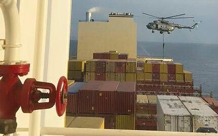 伊朗官媒「伊朗通訊社」13日聲稱，一架伊朗革命衛隊海軍特種部隊直升機登上並扣押位於荷姆茲海峽附近、據稱「與以色列相關的貨船」，且正將其轉移至伊朗領海。圖／擷取自X