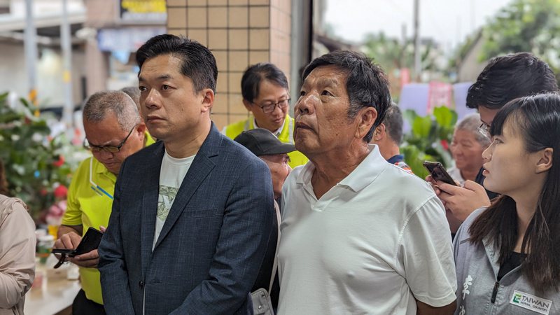 立委陳俊宇（左）和員山鄉縣議員補選候選人藍萬義（右）到競總宣布敗選。記者陳敬丰／攝影