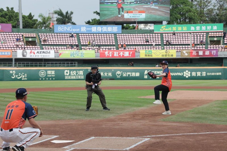 准副总统萧美琴今天在台南市长黄伟哲的陪同下，为统一狮与台钢雄鹰之战开球。图／台南市政府提供