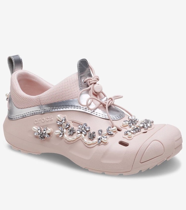 Simone Rocha x Crocs聯名系列運動走路鞋粉色款，7,600元。圖／喜事國際提供