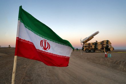中東緊張情勢再起，隨伊朗空襲以色列後，引發全球資本市場震動。圖為伊朗國旗。路透