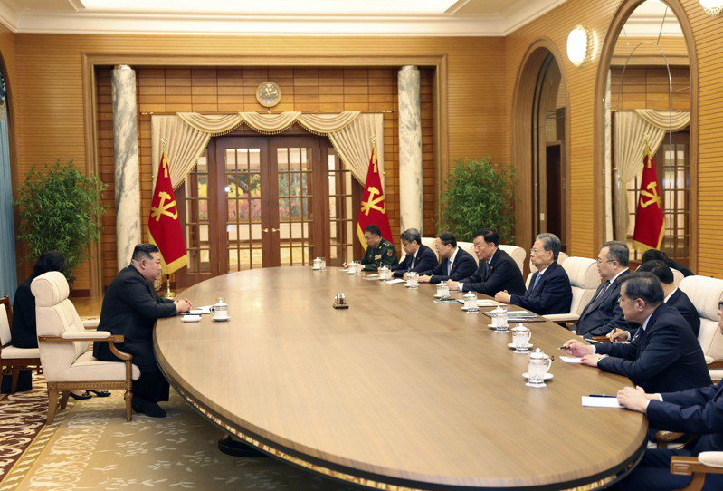 大陸全國人大委員長趙樂際率團訪問北韓，並與北韓最高領導人金正恩（左）會見，中方成員一字排開，金正恩單槍匹馬與會。（新華社）