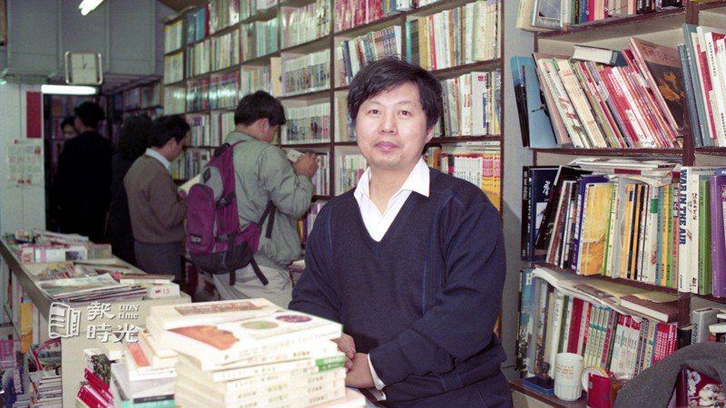 水準書局位在八德路中央圖書館台灣分館的對面，購書人潮川流不息，主要原因是書價很便宜。水準書局的老闆曾大福(圖)表示，台灣的書價的確太貴，所以他儘量壓低價錢，讓愛書的學生可以買更多書。圖／聯合報系資料照(1990/04/23 游輝弘攝影)