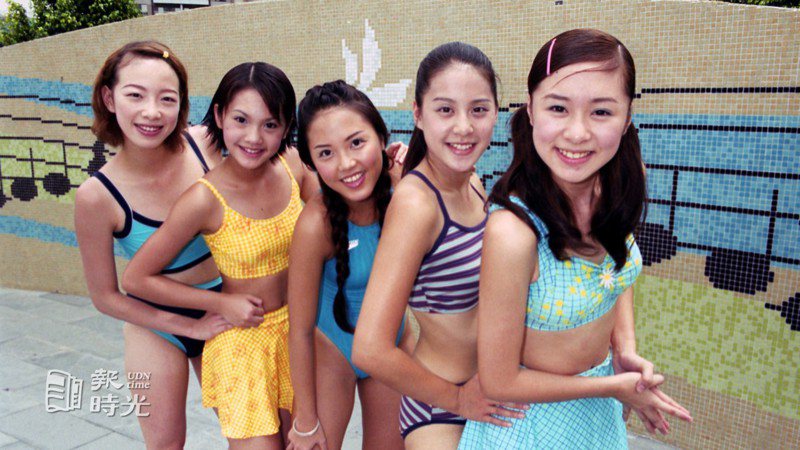 年代健康美少女。圖為藝人楊丞琳（左二）、黃小柔（右二）、張棋惠（右一）。圖／聯合報系資料照(1999/08/13 本報記者攝影)