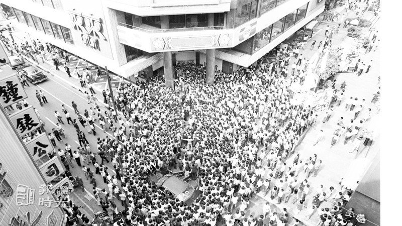 為睹影星伊麗莎白泰勒風采，人群湧至「來來」百貨外，當車隊一駛進百貨公司門口時，民眾蜂擁而上。圖／聯合報系資料照(1979/11/04  朱立熙攝影)
