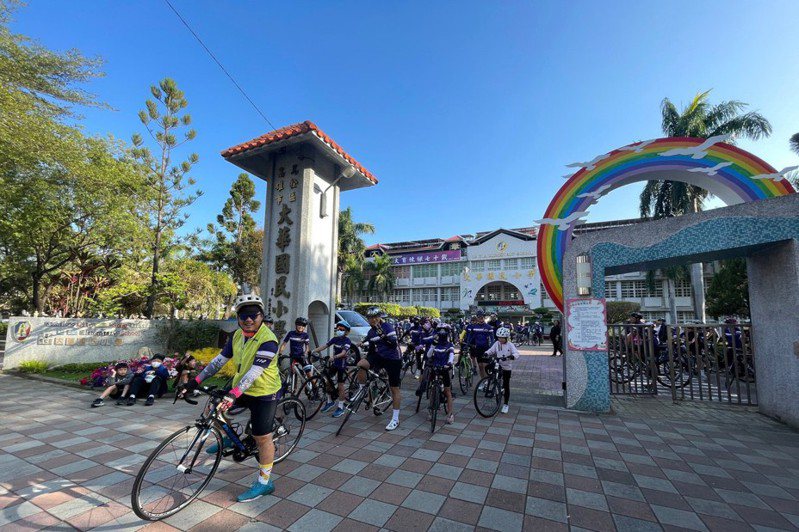 高雄市鳥松區大華國小34名畢業生13日完成全長114.3公里的畢業自行車騎行，在終點接受師長們的歡呼。（高雄市教育局提供）中央社
