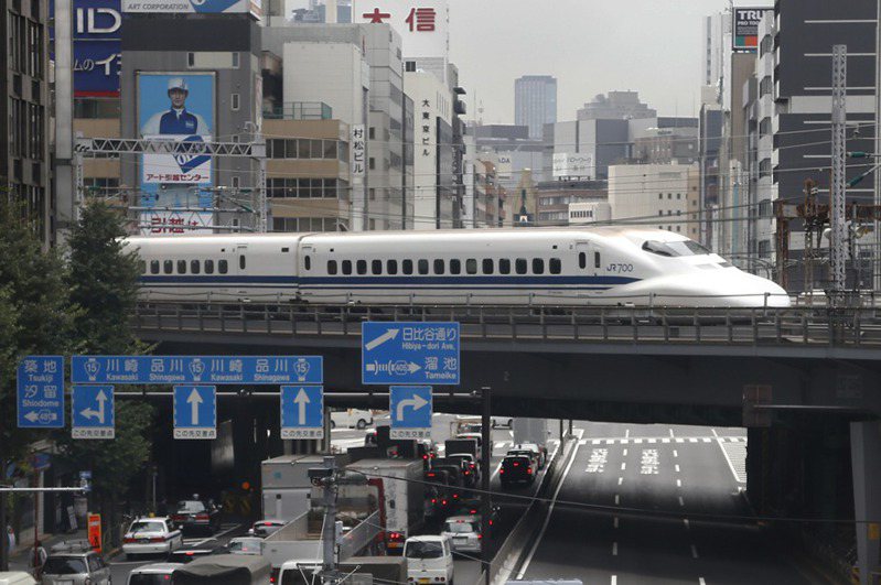 日本一名男子昨天晚間疑似為尋找智慧型手機，擅闖JR靜岡站內的東海道新幹線軌道區，最後自行爬上月台。雖然沒有造成人員受傷，但多個車次因此誤點，影響約1萬4000名旅客。示意圖／美聯社