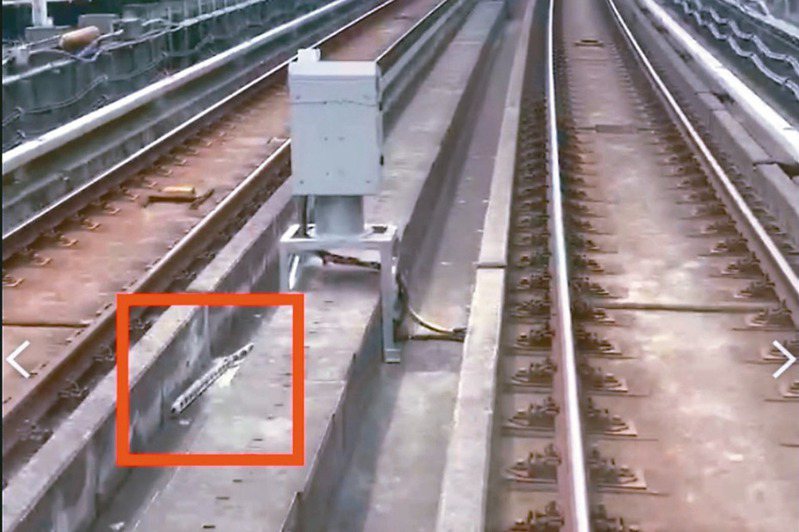 桃園機場捷運附近建案昨天將C型鋼掉在軌道旁，造成電力異常、列車延誤。圖／桃園市政府新聞處提供