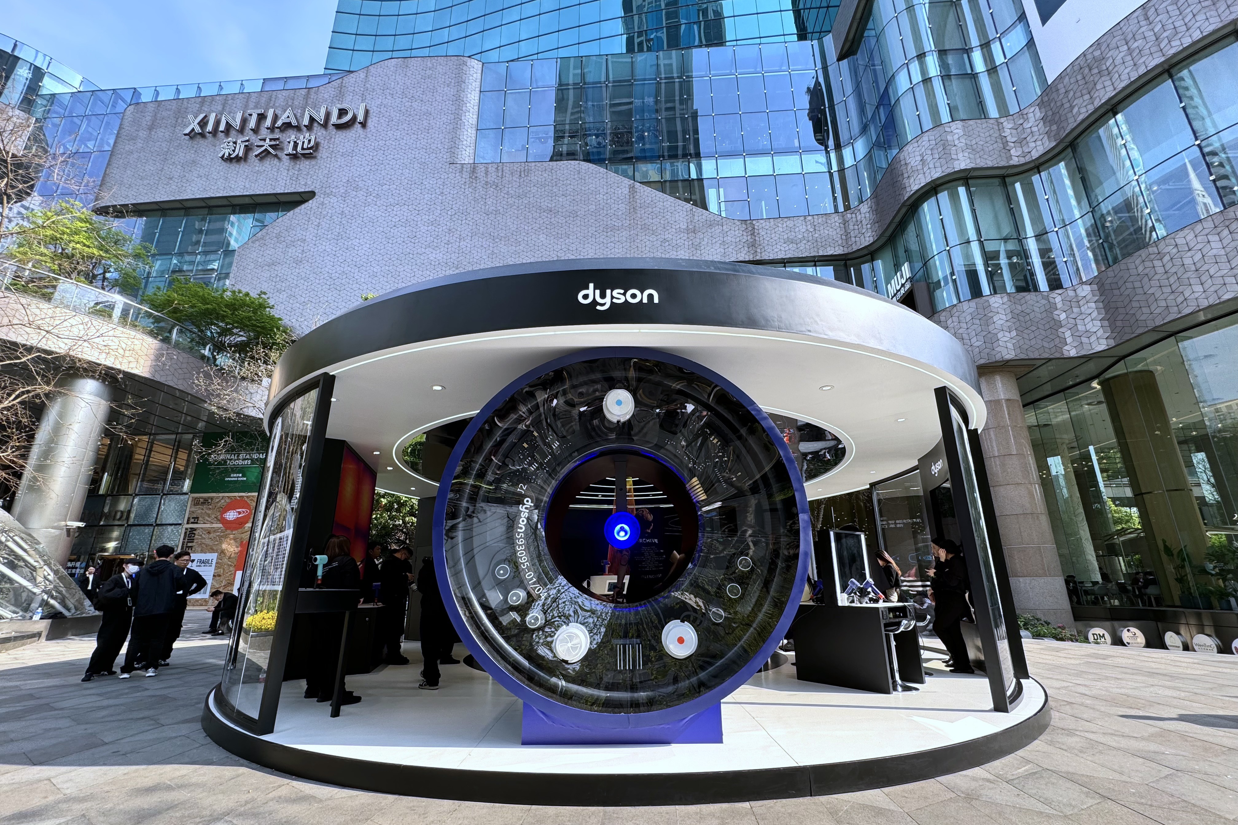 全新<u>Dyson</u> Supersonic Nural吹風機上海打造巨型快閃體驗店 特色新功能一次看
