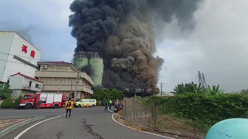 国内知名的金农米工厂今早传出工厂大火，冒出强大浓烟。记者蔡维斌／翻摄