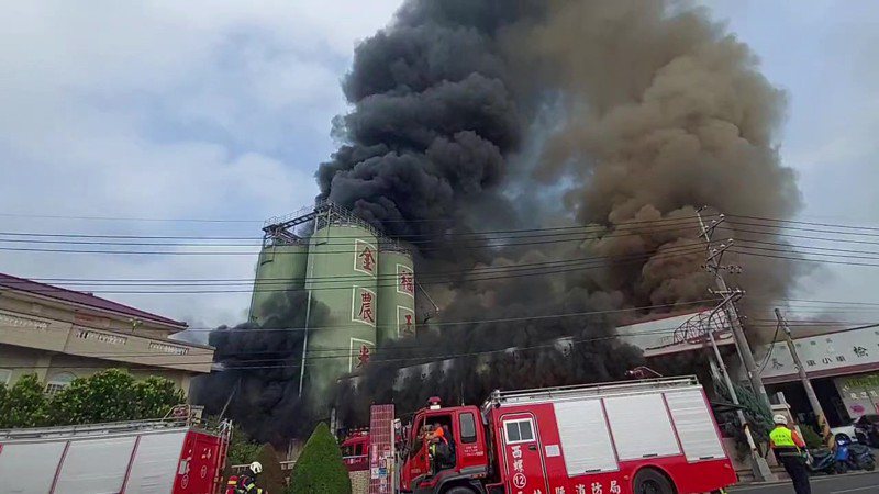 国内知名的金农米工厂今早传出工厂大火，冒出强大浓烟。记者蔡维斌／翻摄