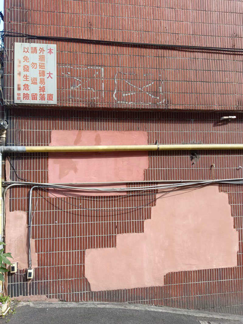 台灣住宅建築早年砌磚，後來在外牆貼磁磚屬濕式工法；若施工不當，或常年受氣候影響品質，就可能衍生「磁磚雨」傷人。記者邱瑞杰／攝影