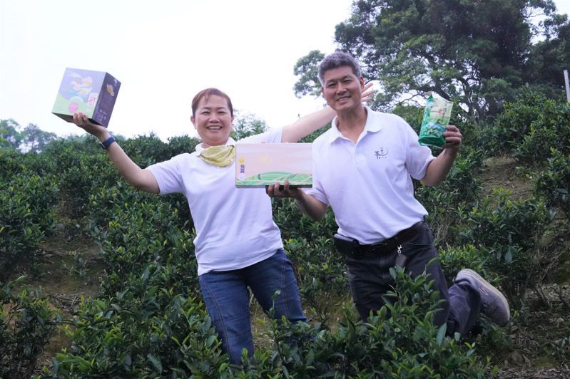 三峡茗茶祥兴行由第六代茶农周育成夫妇经营，两人获奖很开心。图／新北农业局提供