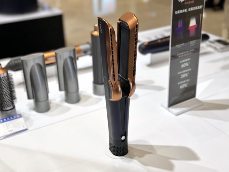 Dyson Airstrait二合一吹風直髮器預計將於6月在台上市。記者黃筱晴／攝影