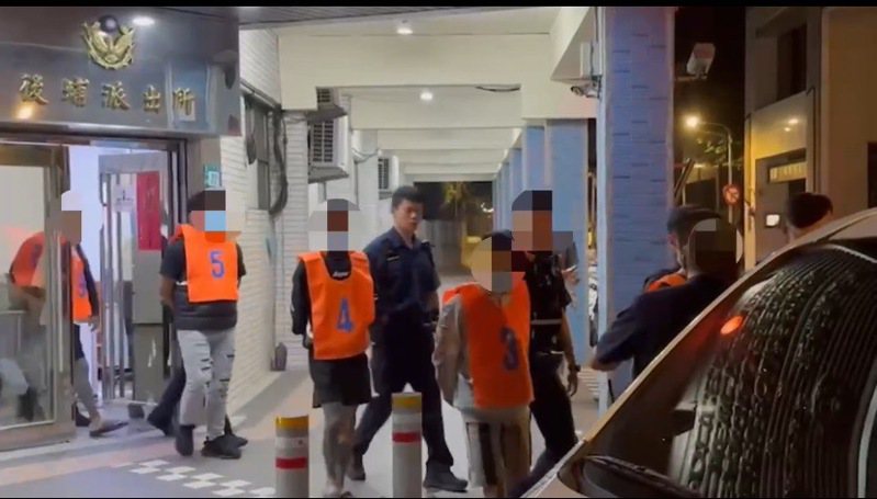 板桥警方询后将黄男等9人依妨害秩序、伤害等罪嫌送办。记者黄子腾／翻摄