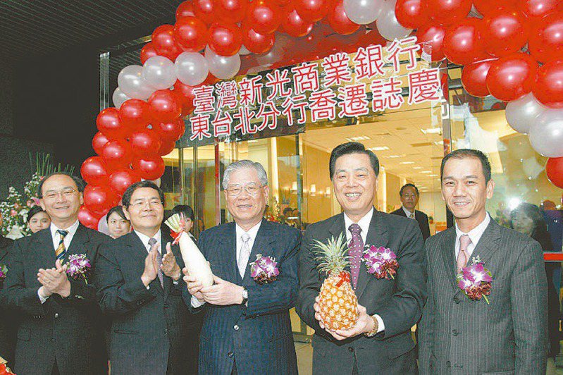 新光集團大台北瓦斯董事長謝榮富（左二）今日上午辭世。本報資料照片