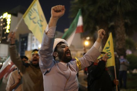 伊朗14日對以色列發動報復攻擊。圖為伊朗民眾上街慶祝當局的攻擊行動。路透