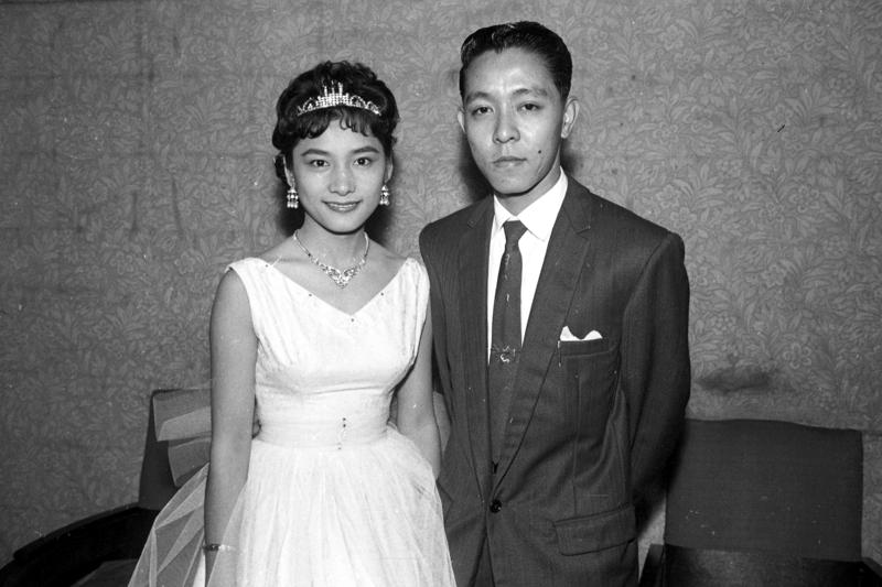 1960年4月15日，商展「亞后」陳淑儀（左）與旅菲華僑攝影家王欽的長公子王羅岷（右）舉行訂婚典禮。圖為新人合照。圖／聯合報系資料照片