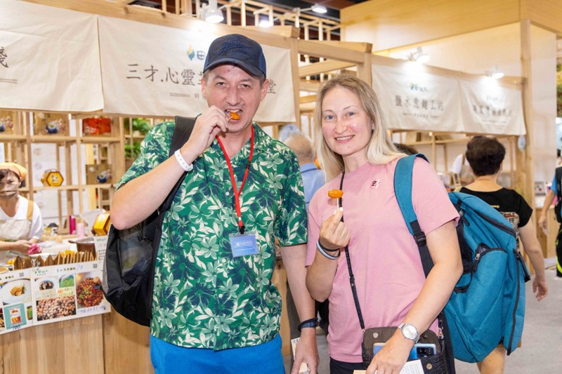 近300位國際旅客搭乘郵輪海洋光譜號，在基隆港下港後就直衝台灣美食展大啖美食，品嚐蜜地瓜。圖／台灣觀光協會提供