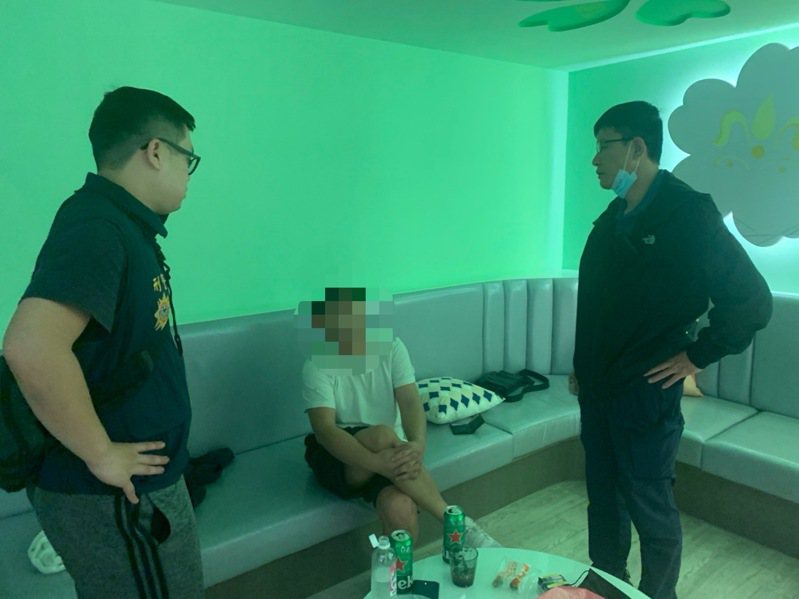 警方在汽车旅馆内逮捕主嫌徐男。记者黄子腾／翻摄