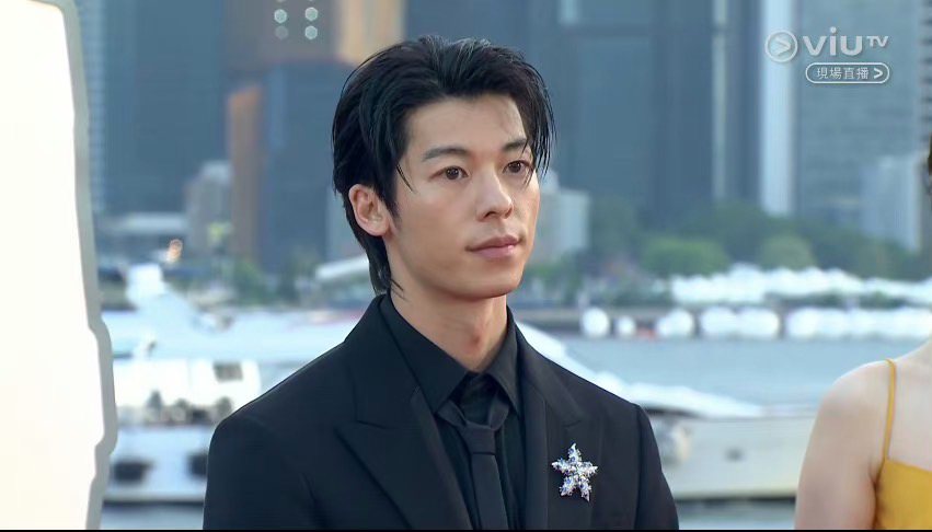 許光漢一身黑西裝參加香港金像獎。圖／摘自ViuTV