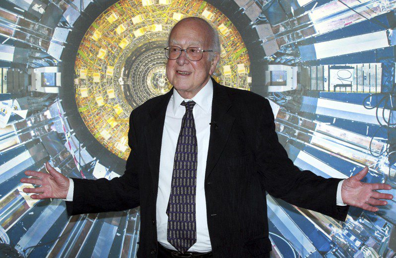 諾貝爾物理學獎得主希格斯與發現「上帝粒子」的歐洲核子研究組織大型強子對撞機（LHC）合影。（圖／美聯社）