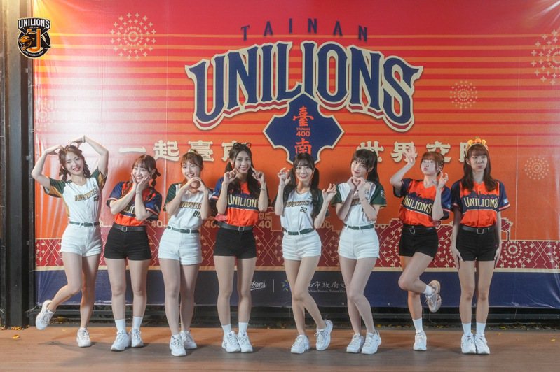 统一狮队「台南400主题日」，狮队UNI GIRLS与台钢雄鹰WING STARS共同合作。图／统一狮队提供