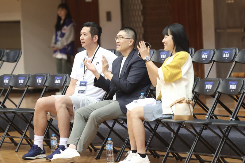 基隆市長謝國樑今天到市立體育館，觀看中華電信隊對上台灣電力隊籃球賽，鼓勵民眾把握機會觀賽。圖／基市府提供
