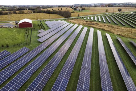 外界估計，約有500座太陽能電場找上牧場合作，並藉此爭取地方支持。（美聯社）