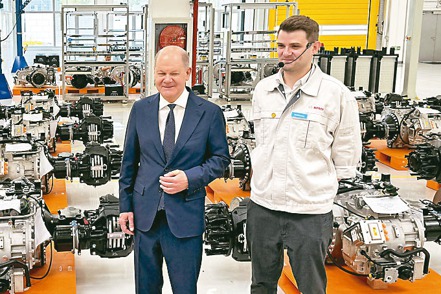 德國總理蕭茲（左）昨天抵達重慶後，造訪德國博世集團與中國大陸慶鈴汽車集團合資成立的公司。（路透）