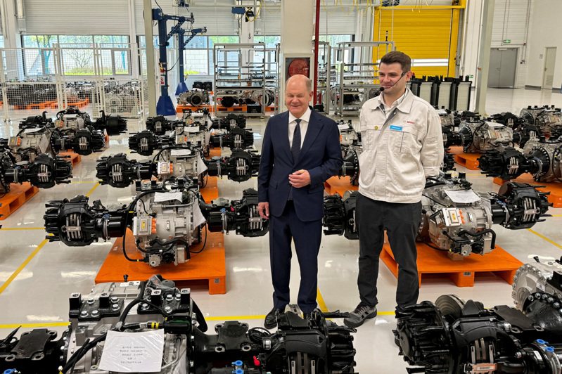 德國總理蕭茲（左）昨抵重慶後，造訪德國博世（Bosch）集團與中國大陸慶鈴汽車集團合資成立的博世氫動力系統（重慶）有限公司，凸顯中德經濟關係緊密。（路透）