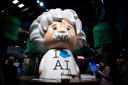 美國Salesforce找愛因斯坦代言AI。彭博資訊